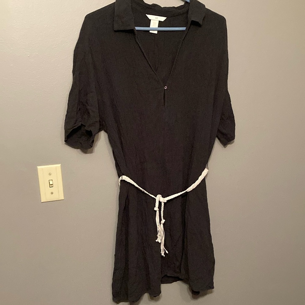 H&M grey tunic top with braided beige belt. 90% cotton and 10% linen.